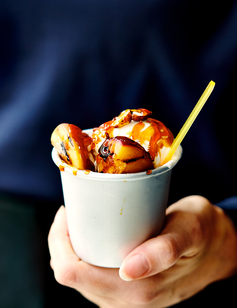 Food fotografie perzikijs in donkere sfeer  