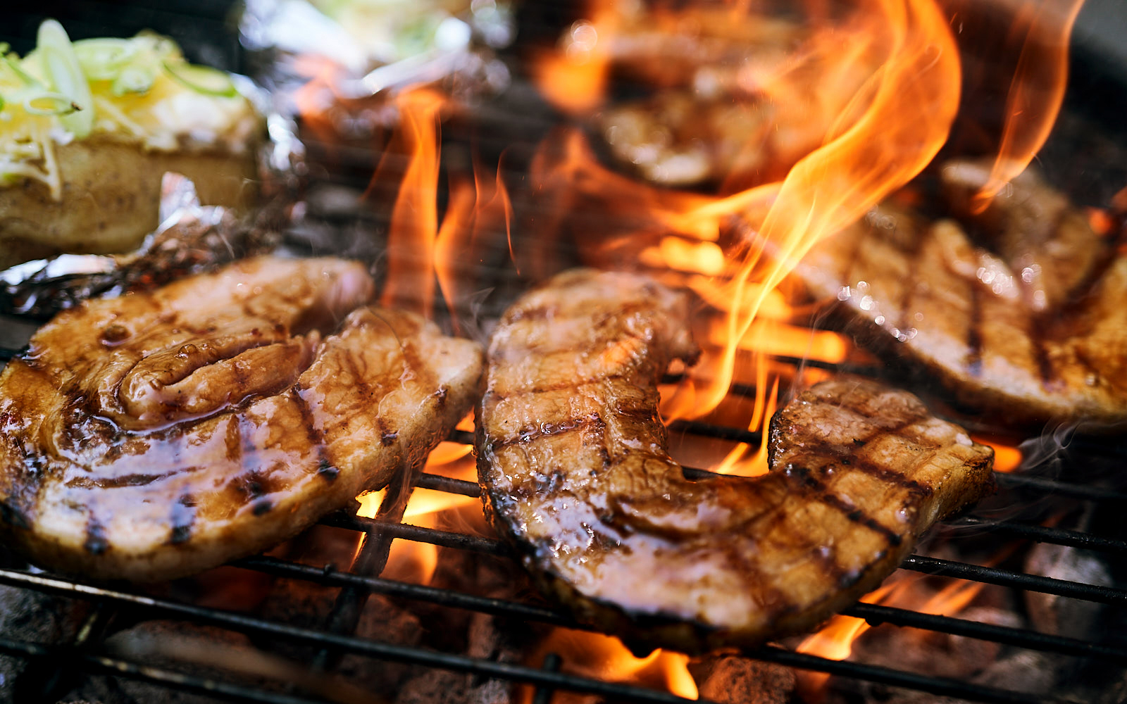 Food fotografie speklappen BBQ in donkere sfeer 