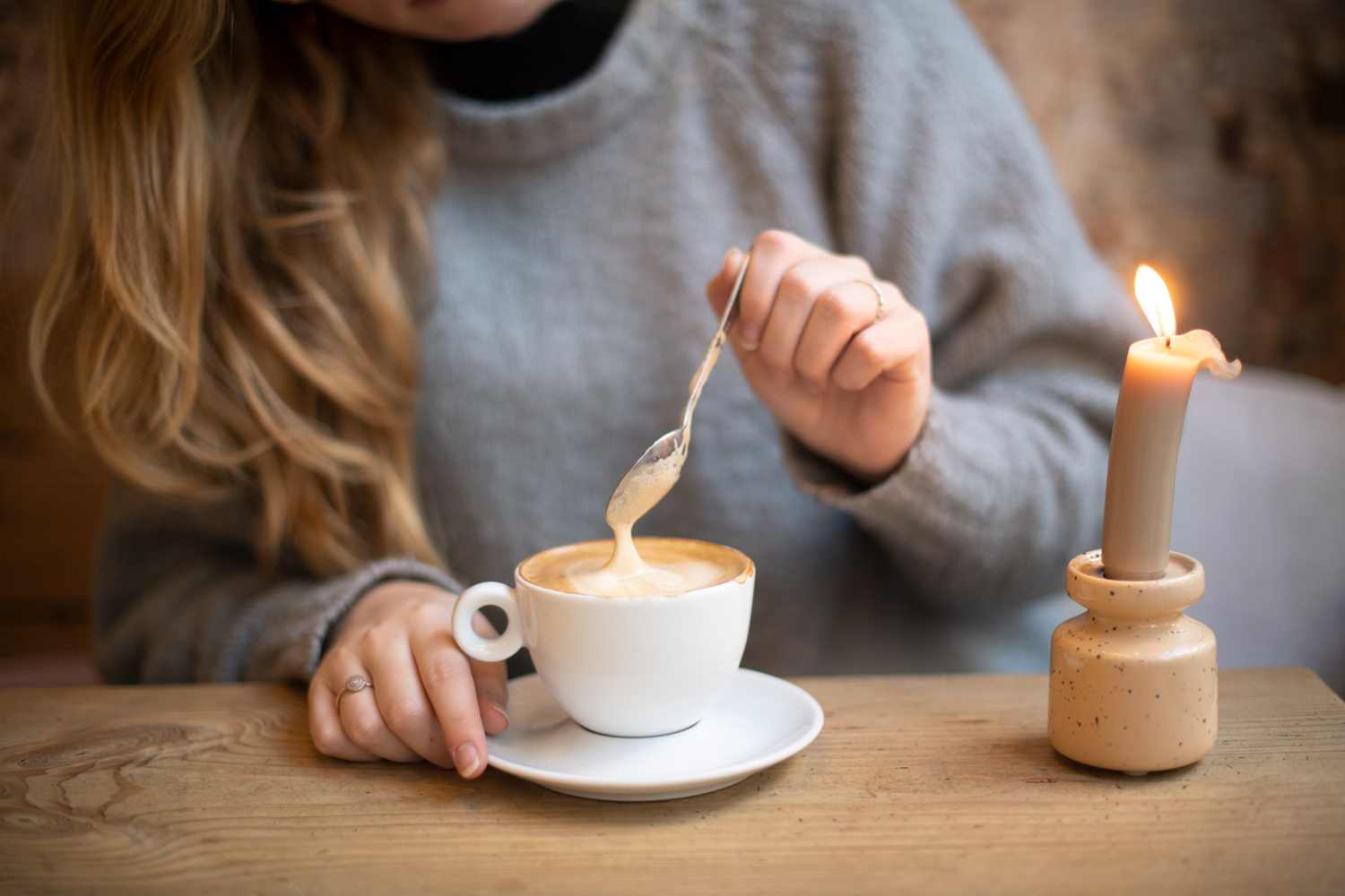 Lifestyle fotografie roeren in koffie