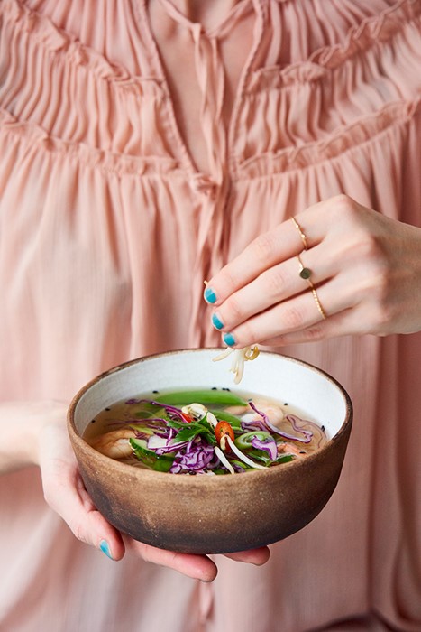Lifestyle fotografie noodle bowl in kleurrijke sfeer