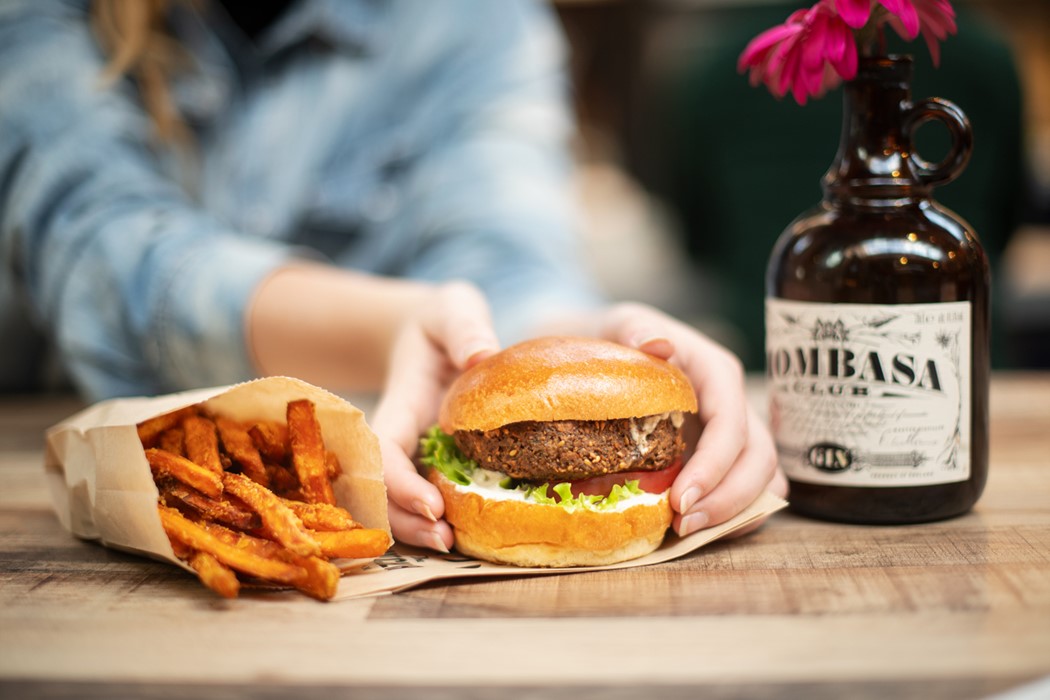 Lifestylefotografie hamburger en friet in lichte sfeer - bekijk ons portfolio