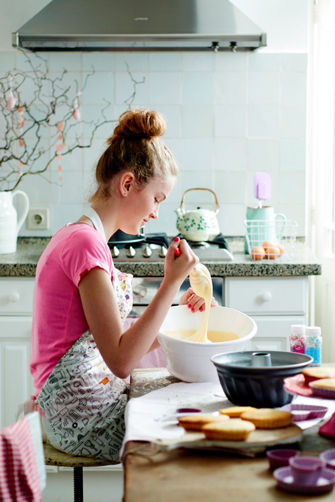 Lifestyle fotografie Kind bakt in de keuken 