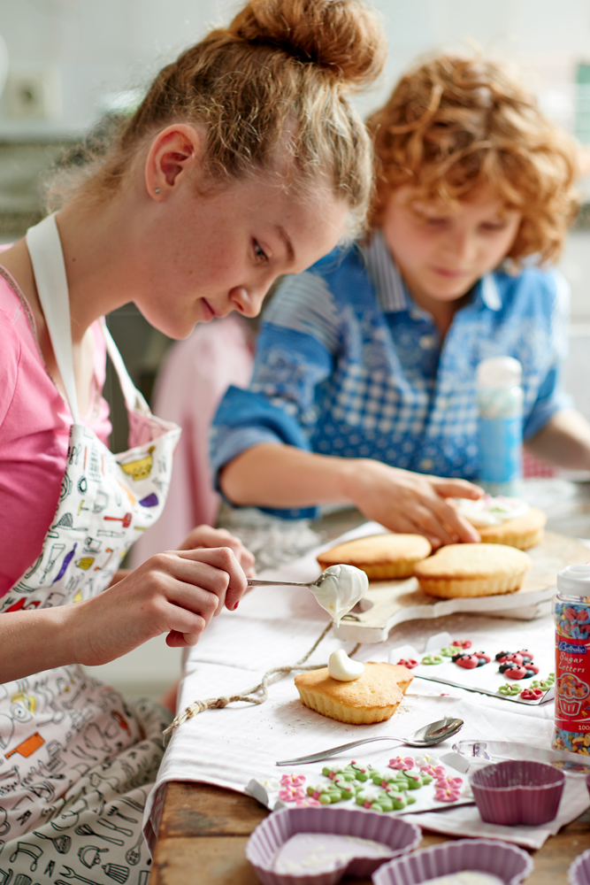 Lifestyle fotografie bakken en versieren met kids 