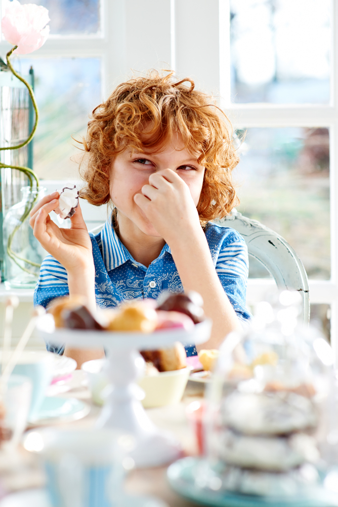 Lifestyle fotografie bakken en proeven aan tafel