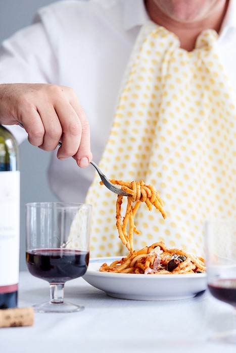 Lifestyle fotografie spaghetti op vork en rode wijn