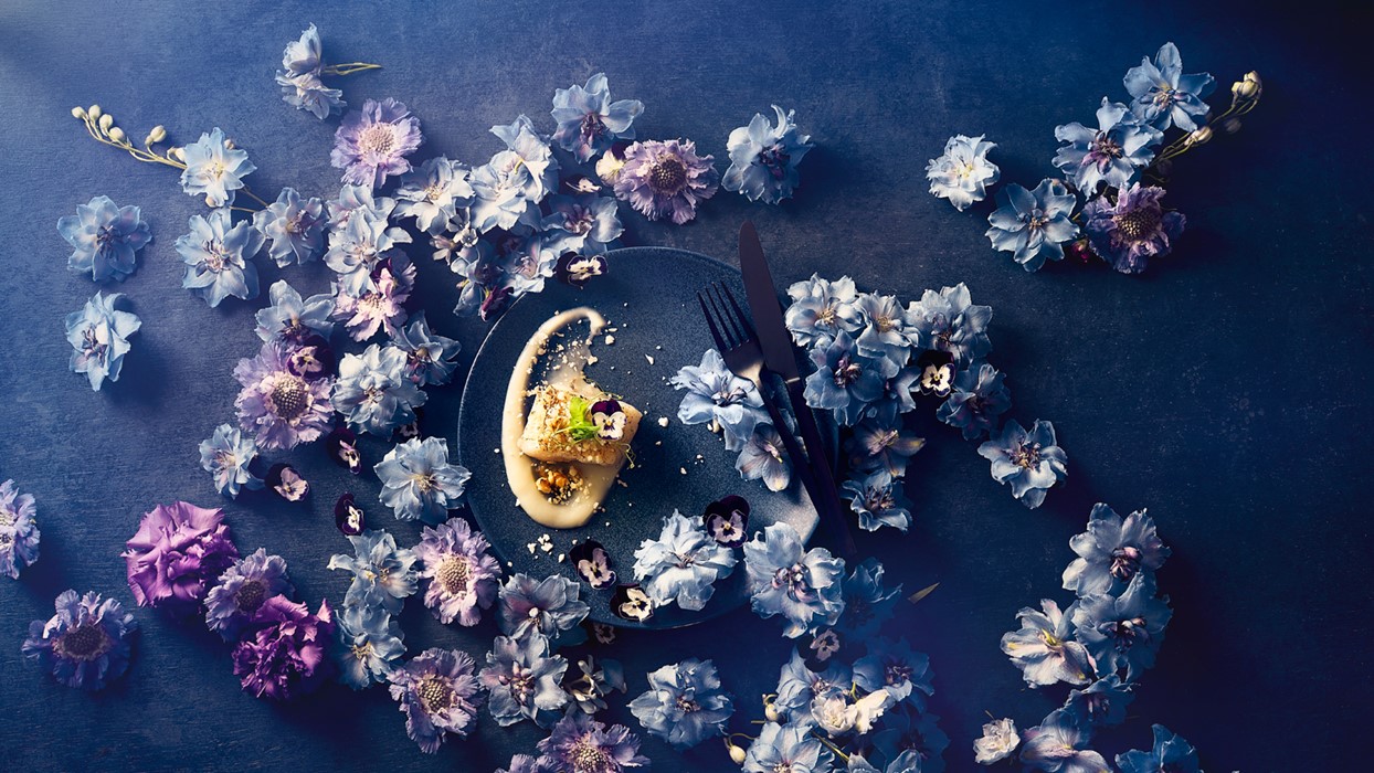 Foodfotografie vis en bloemen in donkere sfeer - bekijk ons portfolio