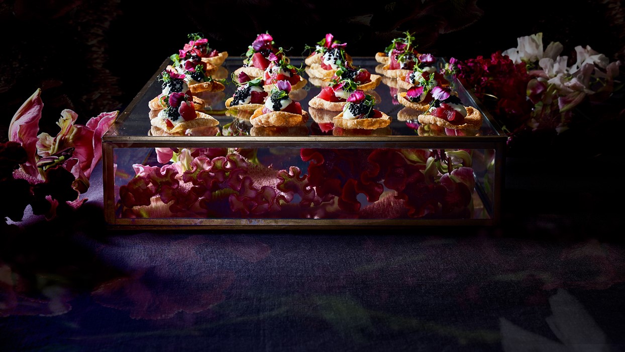 Foodfotografie canapes en bloemen in donkere sfeer - bekijk ons portfolio