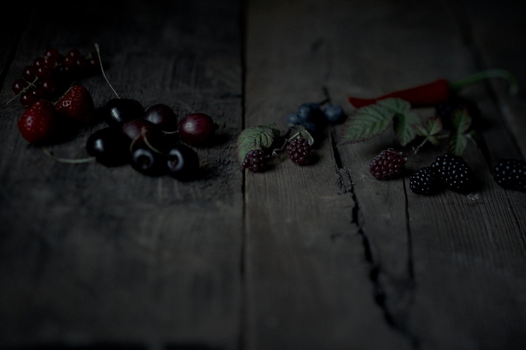 Food fotografie roodfruit in donkere sfeer