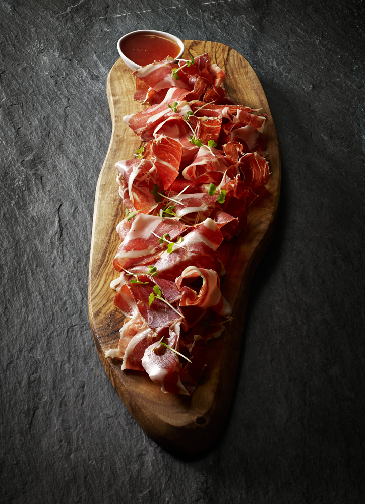 Food fotografie gedroogde ham op plank i