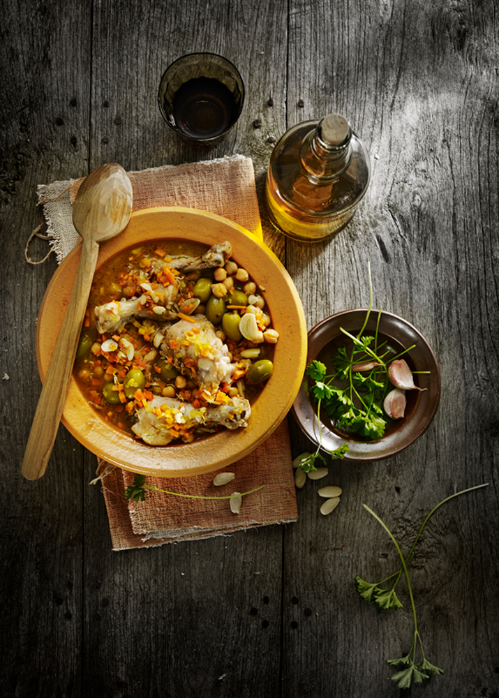 Food fotografie Kip tajine op donkere ondergrond