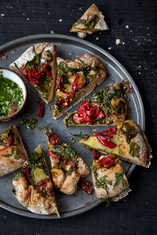 Food fotografie spinaziebrood op bord