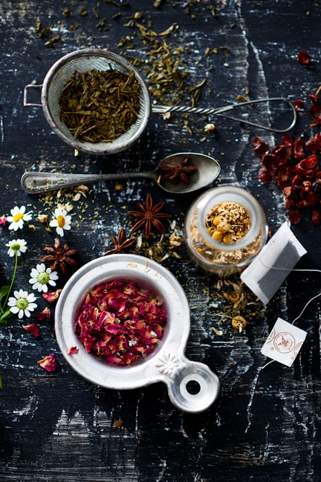 Foodfotografie thee met bloemen en kruiden in donkere sfeer - bekijk ons portfolio