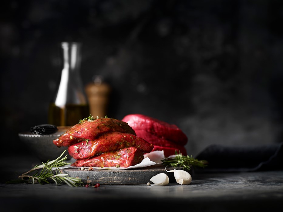 Foodfotografie vlees rauw in donkere sfeer 01 - bekijk ons portfolio