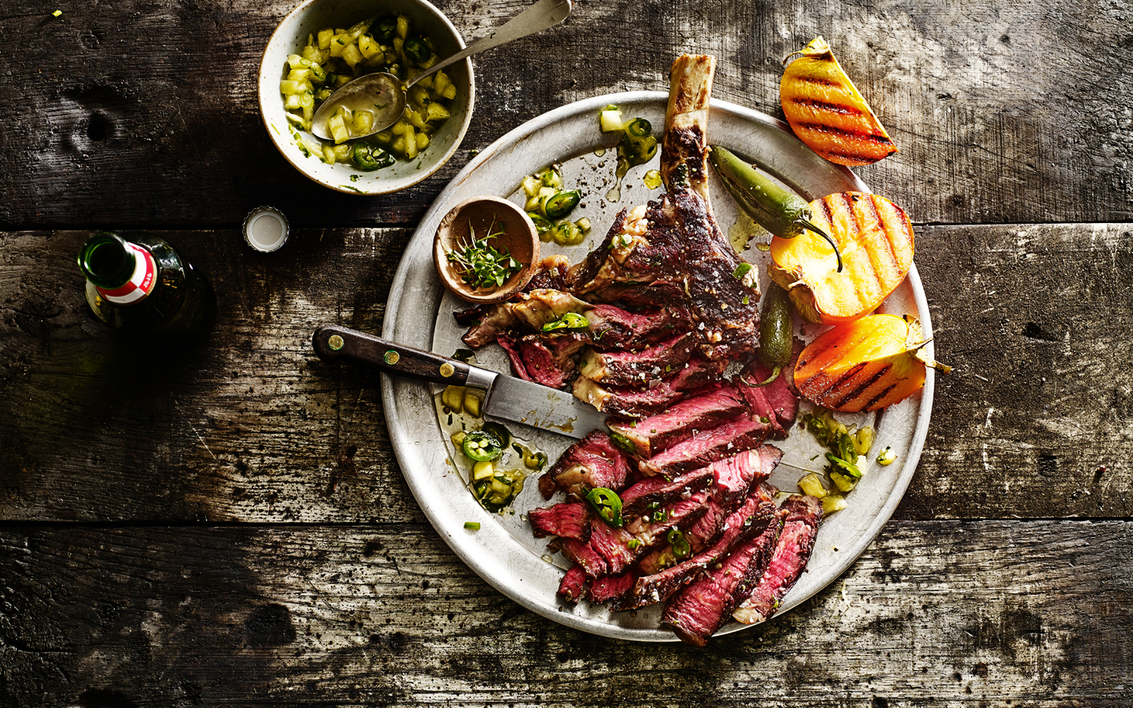 Food fotografie vlees met kruiden en fruit