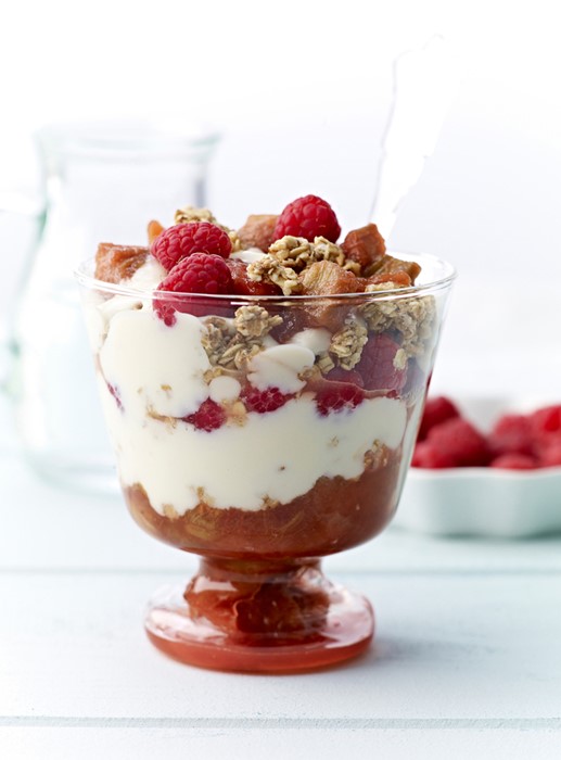 Foodfotografie Alpro yoghurt trifle in kleurrijke sfeer - bekijk ons portfolio