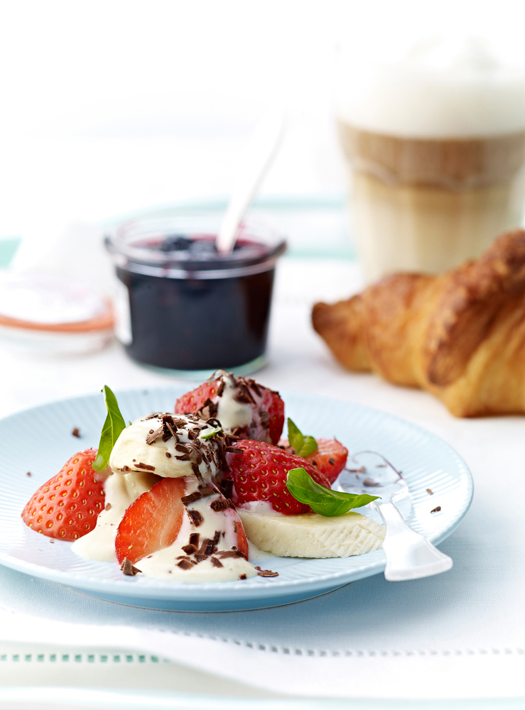 Food fotografie Alpro yoghurt met aardbeien, banaan en chocolade