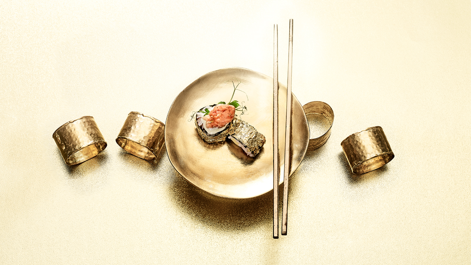 Food fotografie gouden sushi op gouden ondergrond