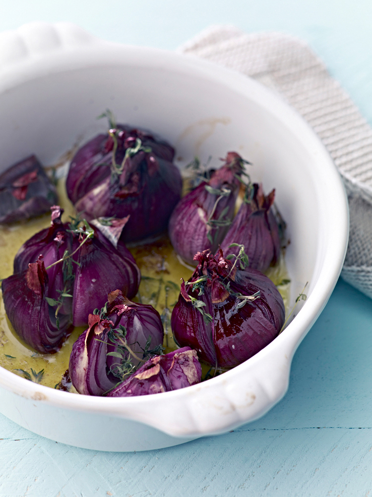 Food fotografie rode uien uit de oven met boter