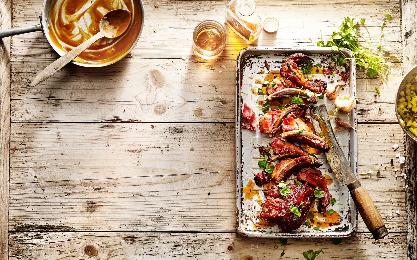 Food fotografie ribs en whiskey traybake