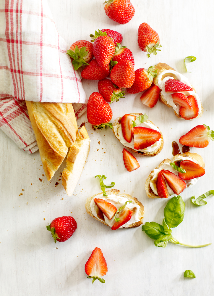 Food fotografie aardbeien op stokbrood met basilicum