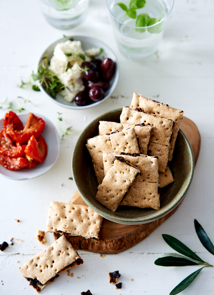 Food fotografie hartige crackers met olijven