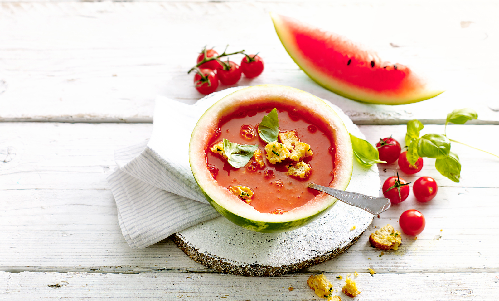 Food fotografie Meloen Gazpacho in halve watermeloen
