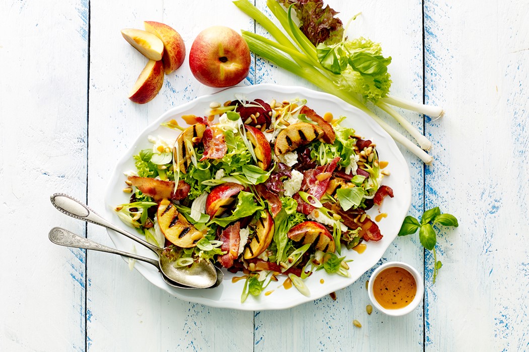 Foodfotografie gegrilde perziksalade in lichte sfeer - bekijk ons portfolio