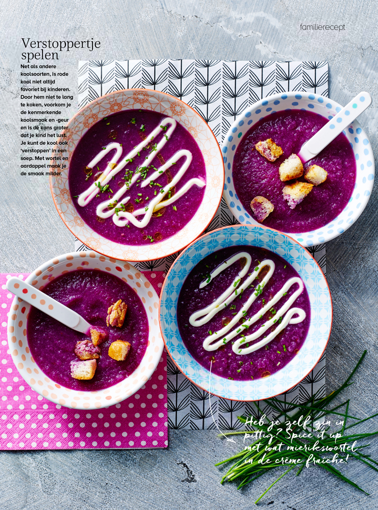 Food fotografie rode kool soep in kommen