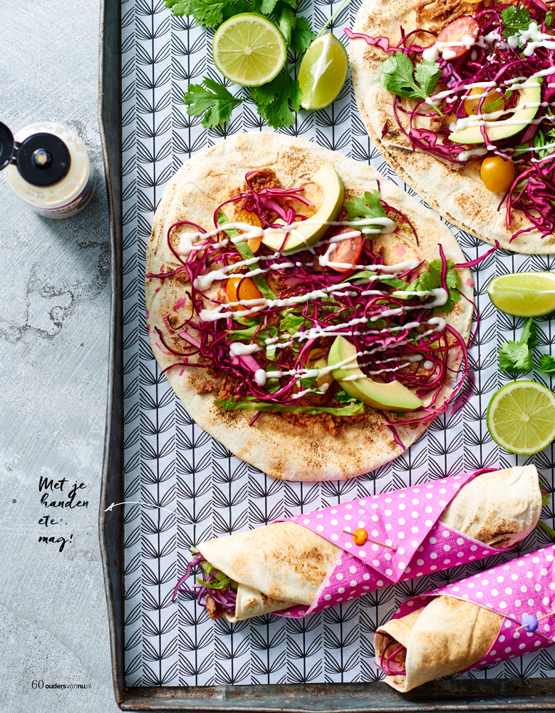 Food fotografie rode kool en avocado wrap 
