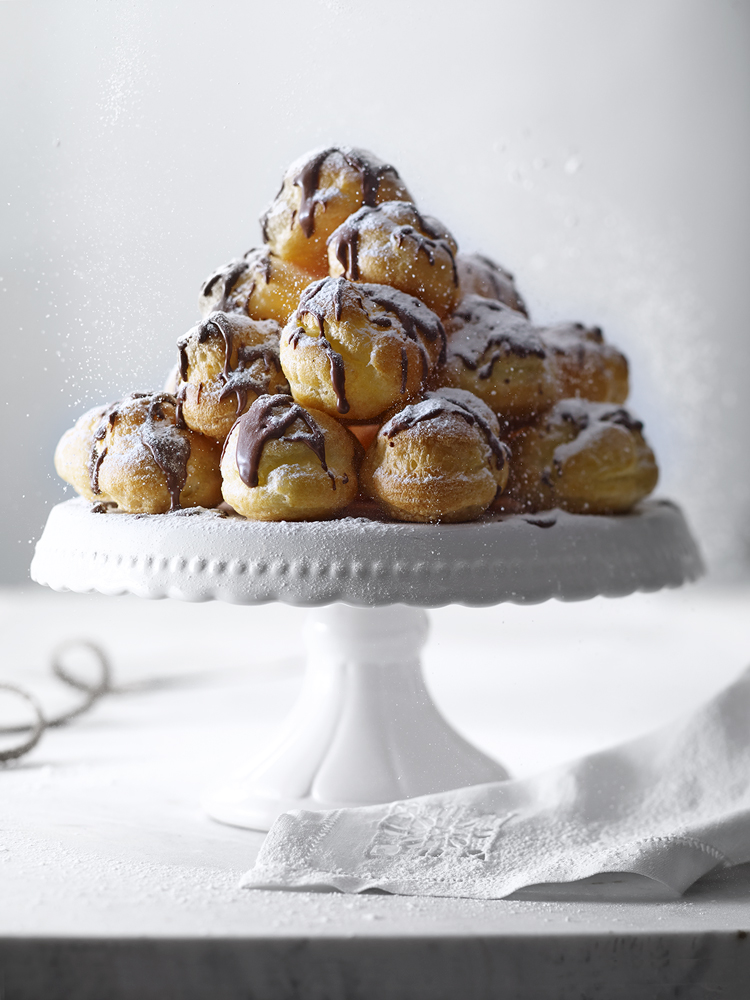 Food fotografie soesjestoren met poedersuiker