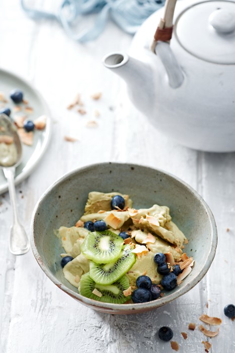Food fotografie healthy breakfast met kiwi en bessen