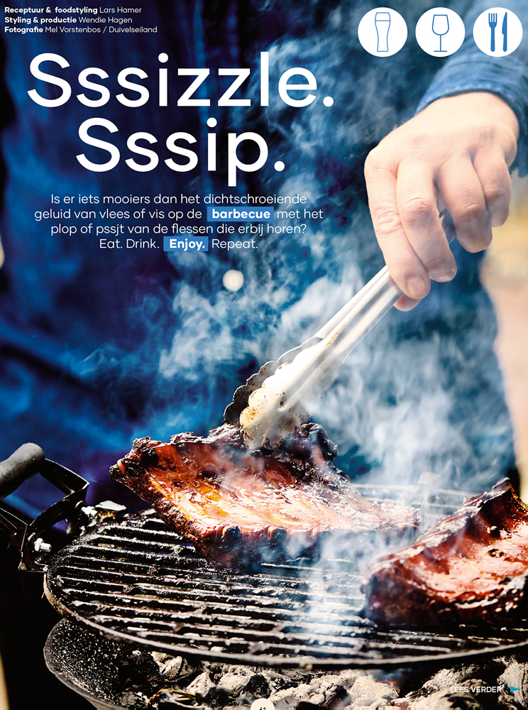 Lifestyle fotografie spareribs op een rokende BBQ