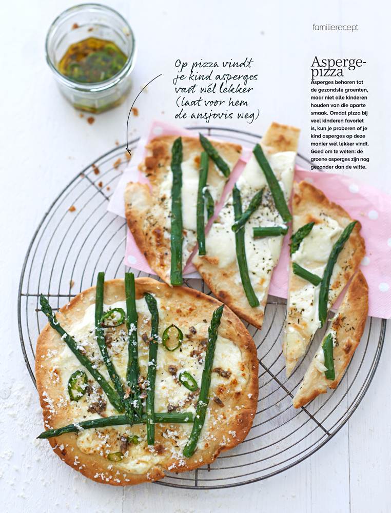 Lifestyle fotografie aspergepizza op rooster