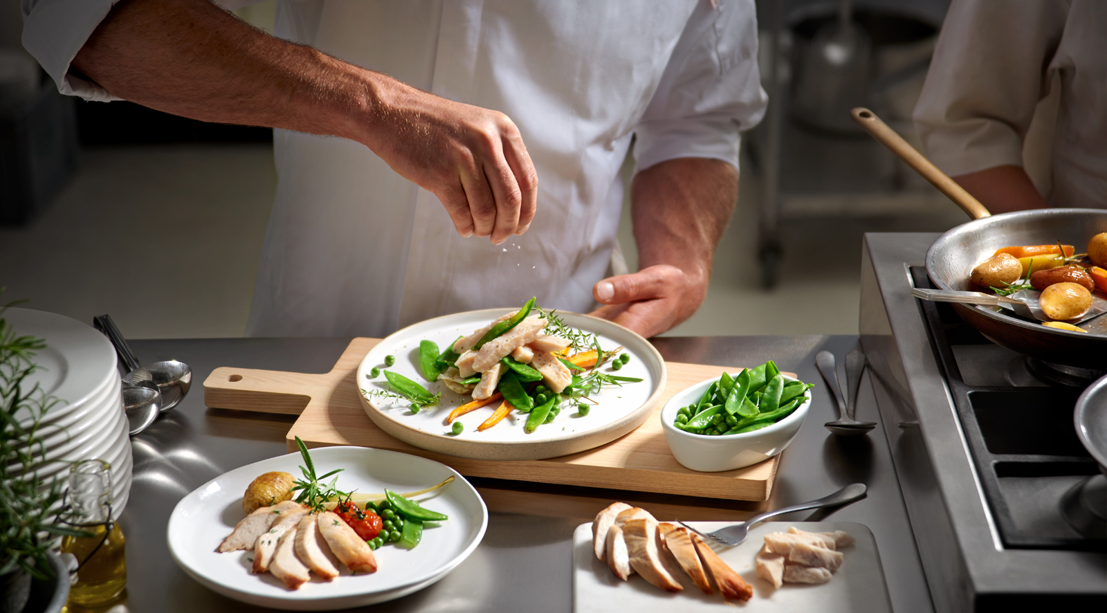 Reclamefotografie bereiding van vlees door chef in keuken