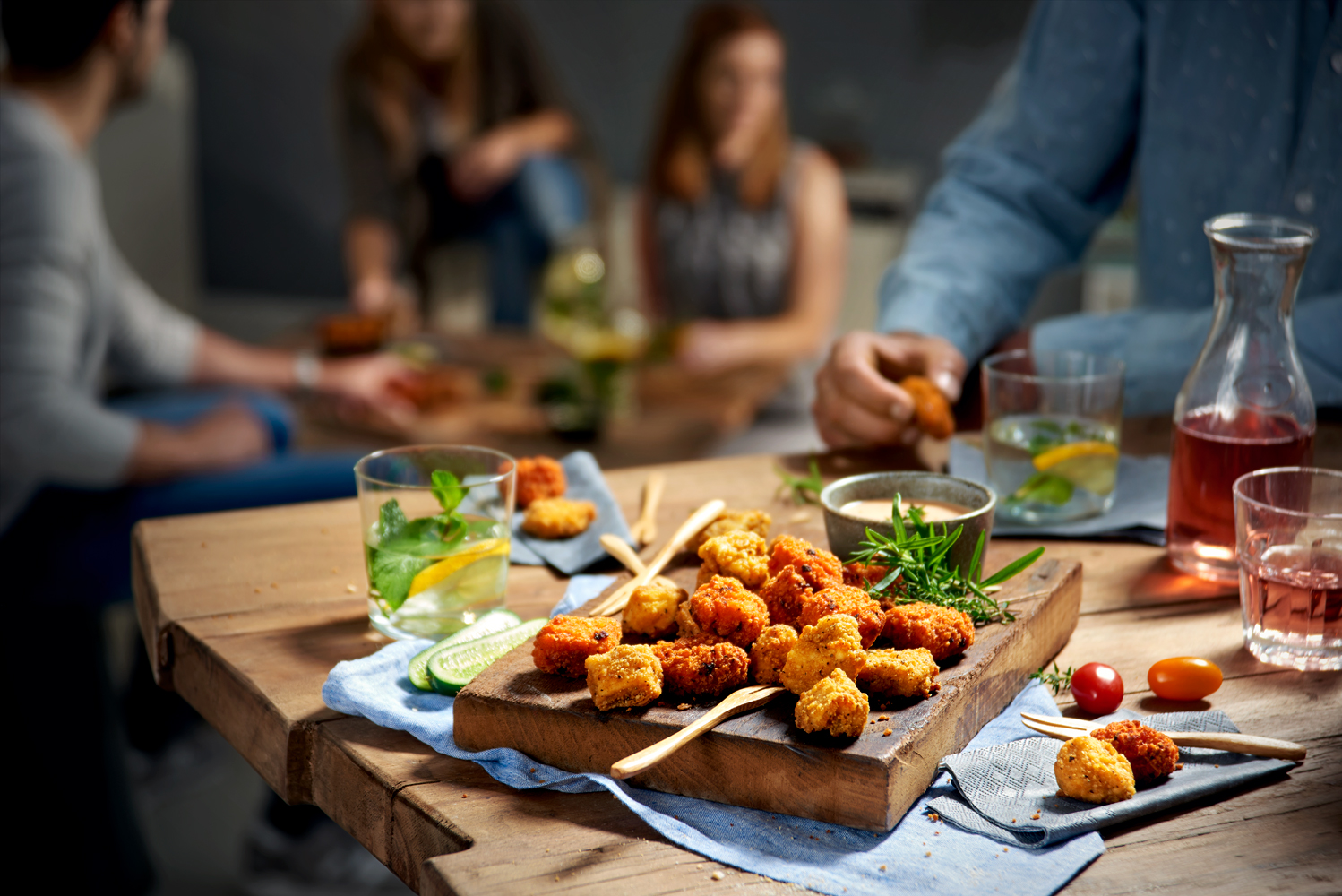 Reclamefotografie borrelhapjes frituur op tafel
