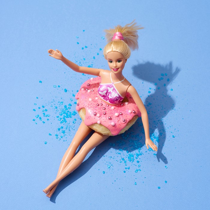 Reclamefotografie Barbie met donut in kleurrijke sfeer - bekijk ons portfolio