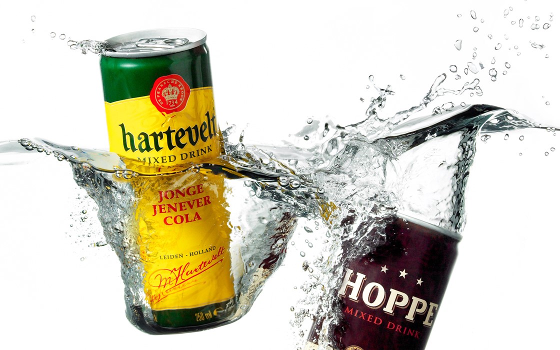 Reclamefotografie splashfotografie mixed drinks in blik in lichte sfeer - bekijk ons portfolio