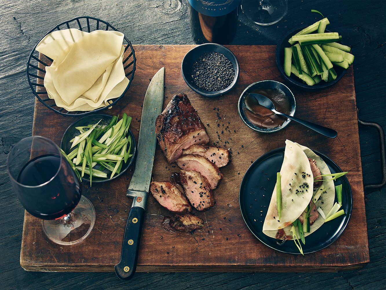 Food fotografie Peking eend pakketjes en rode wijn