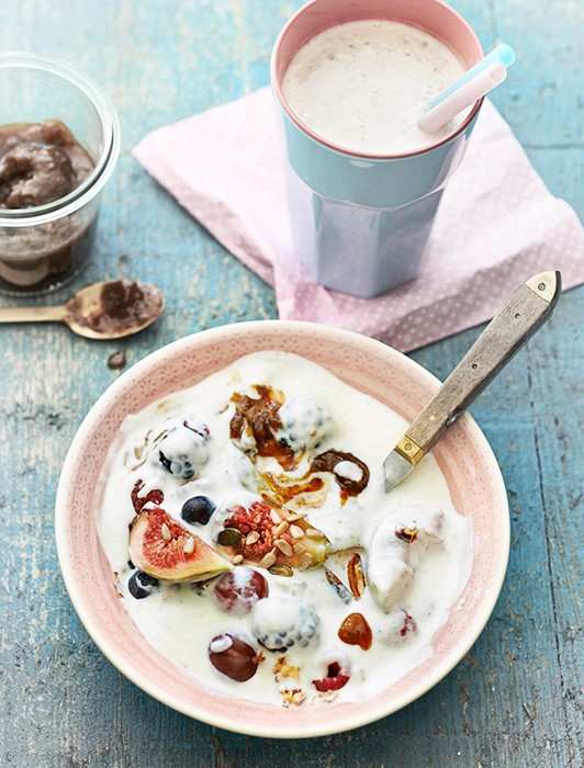 Foodfotografie yoghurt met vijgen en smoothie