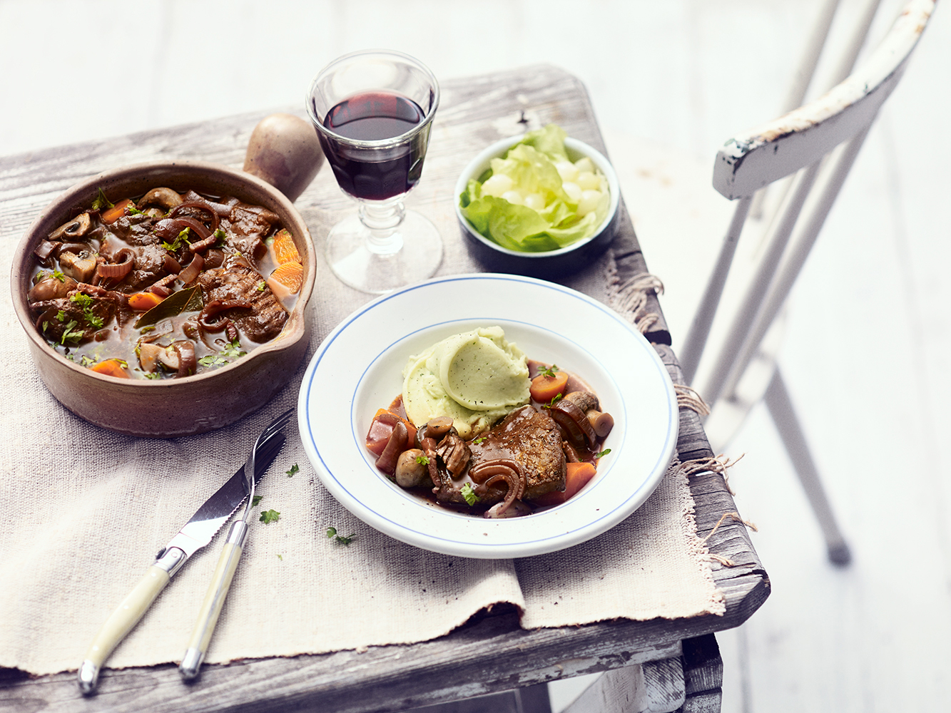 Food fotografie Boeuf Bourguignon en een glas rode wijn