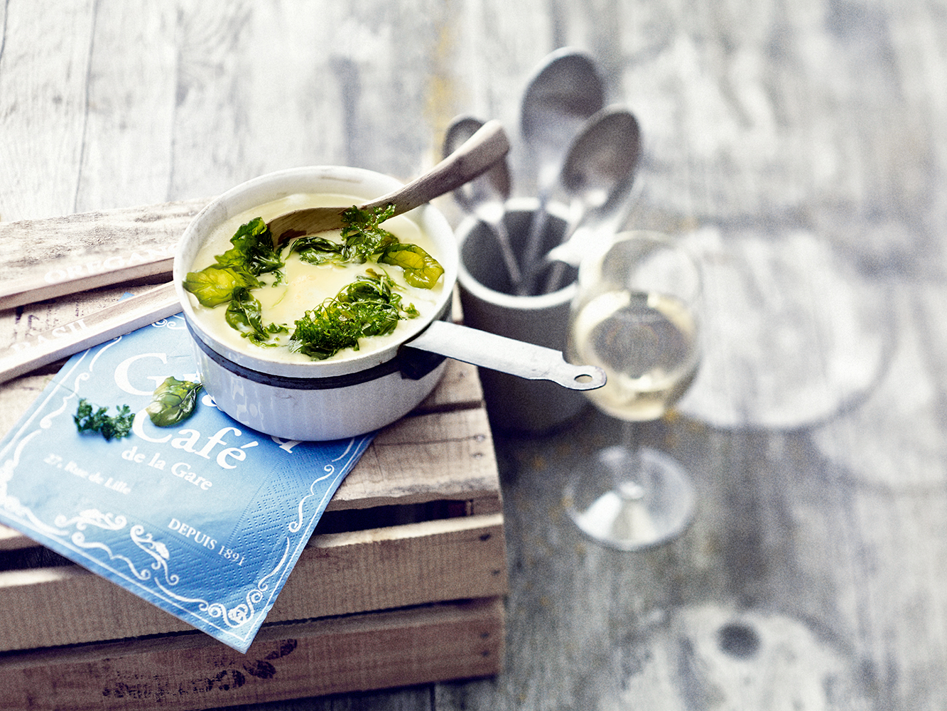 Food fotografie Mosterdsoep en witte wijn