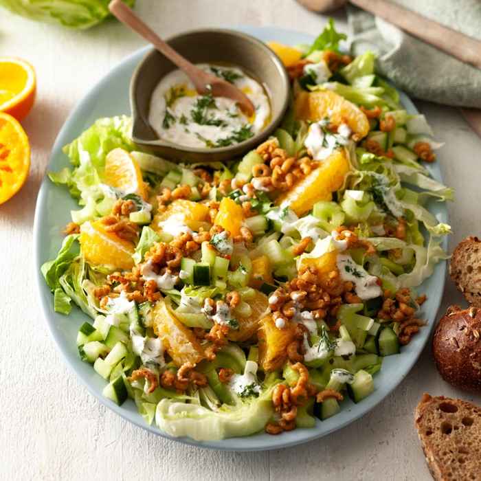 Food fotografie van frisse salade met komkommer, sinaasappel en garnalen