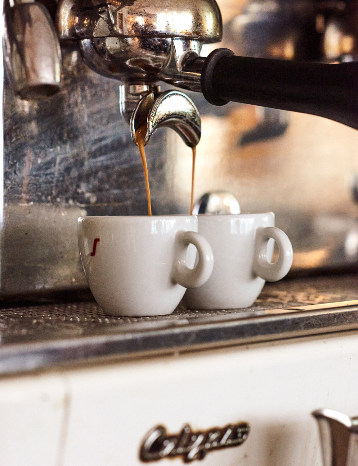 Food fotografie voor Boon magazine van koffiekopjes bij apparaat