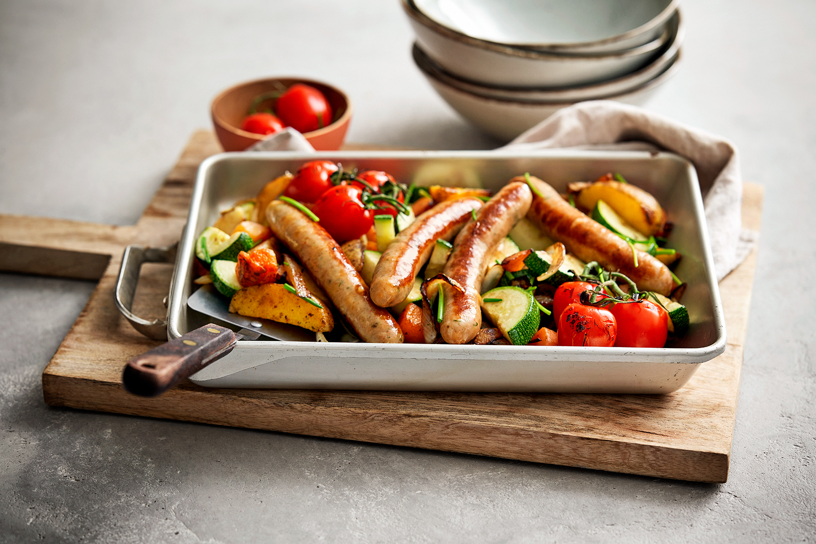 Food Fotografie traybake met Unox Chipolata worsten