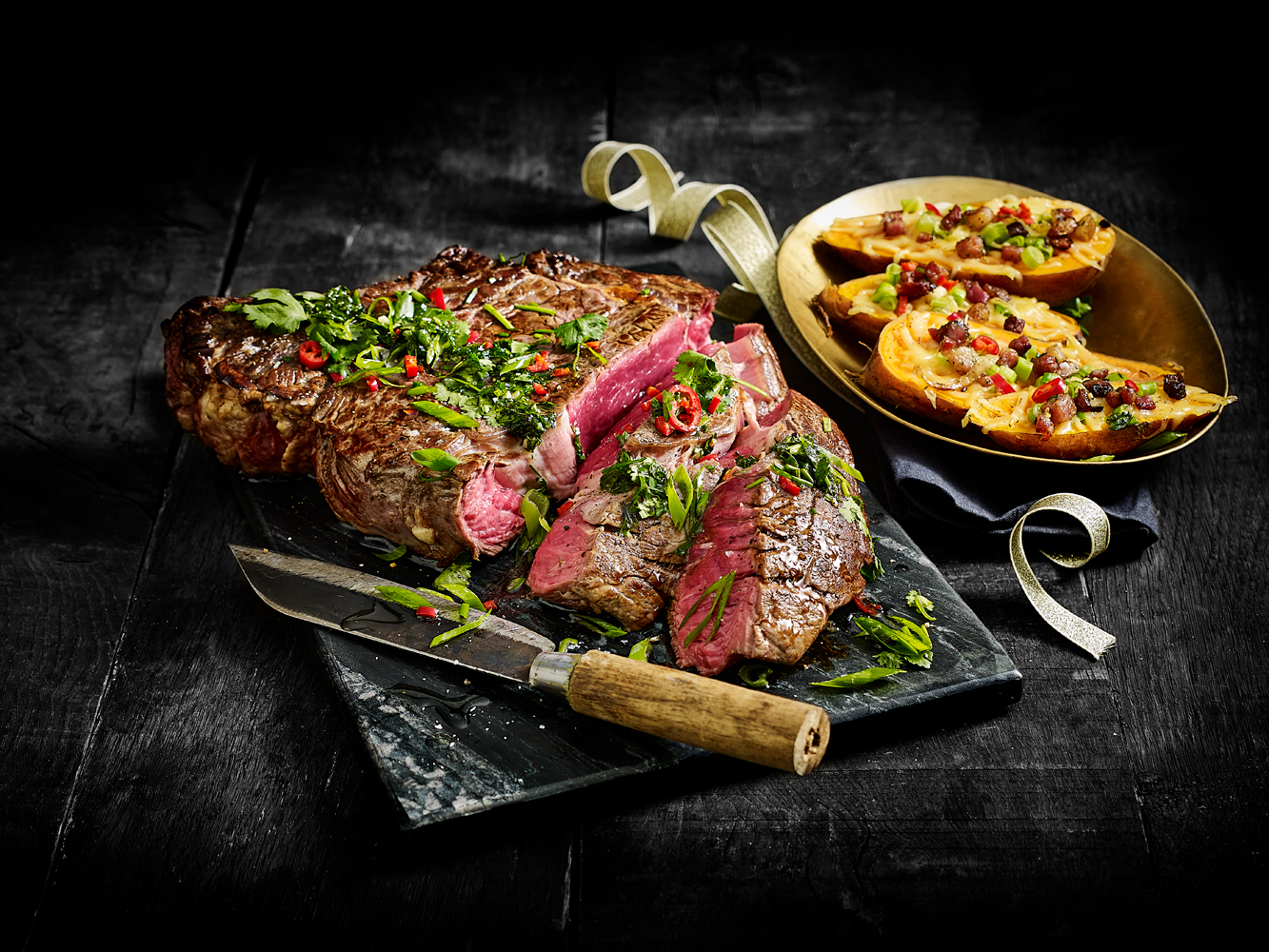 Food fotografie cote de boeuf met chimichurri in donkere sfeer