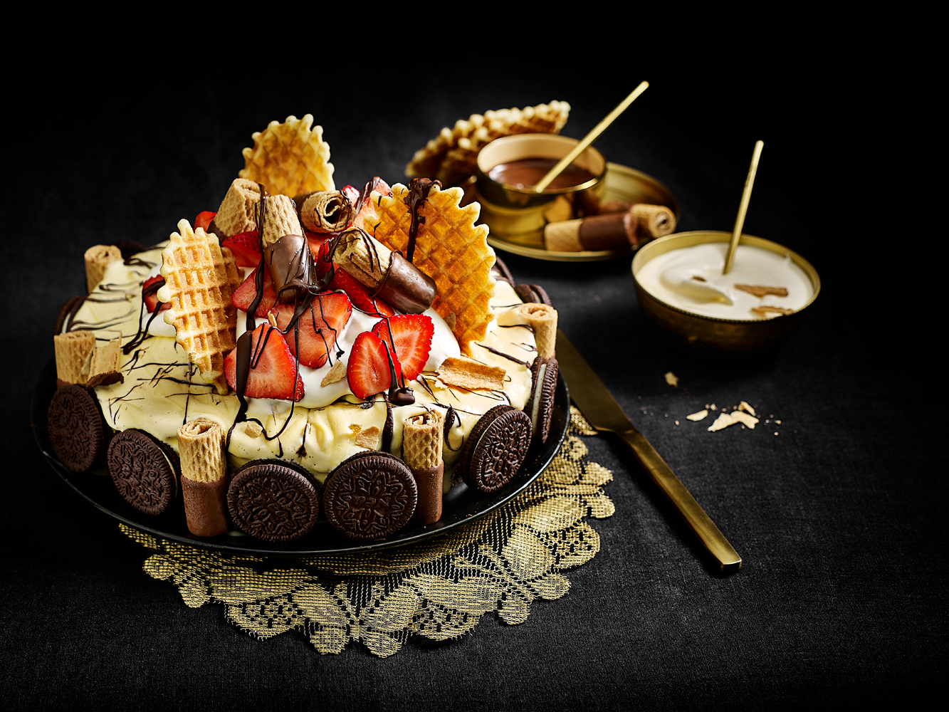 Food fotografie Dame blanche ijstaart in donkere sfeer