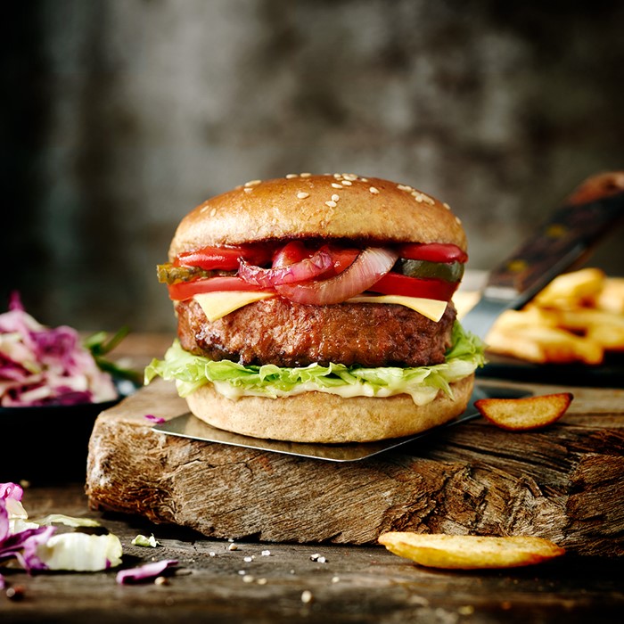 Food fotografie hamburger met patat op houten plank