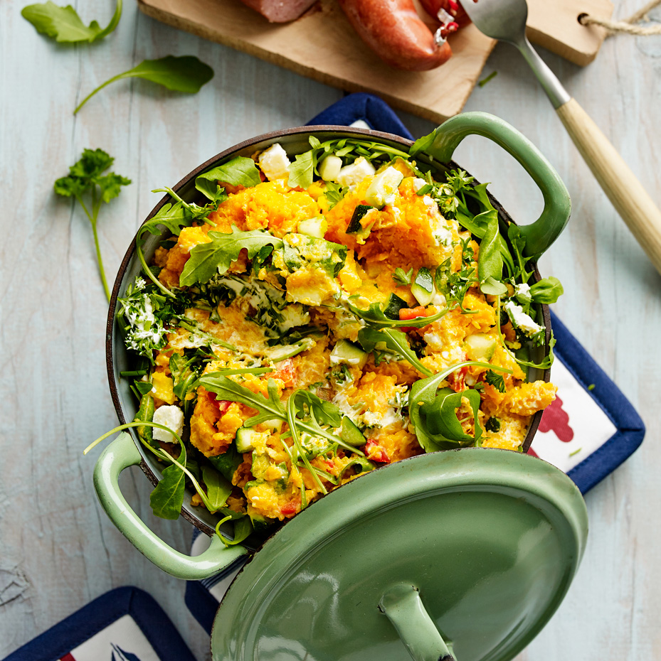 Food fotografie pompoenstamppot in groene pan