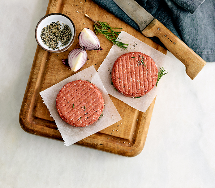 Food fotografie rauwe vega burgers op een plankje