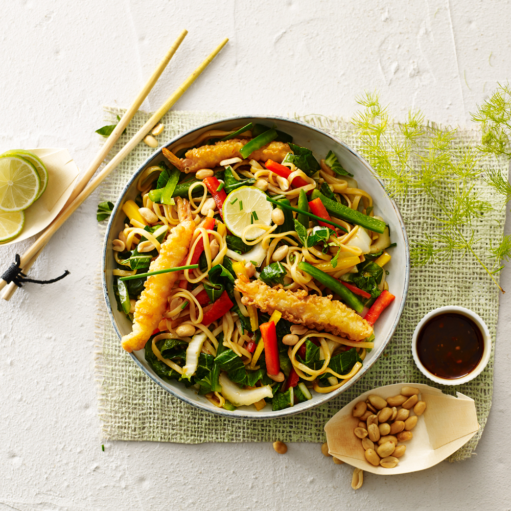 Food fotografie salade met Tempura garnalen